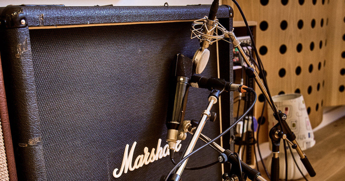 Dan Austin shows how he records guitar using multiple